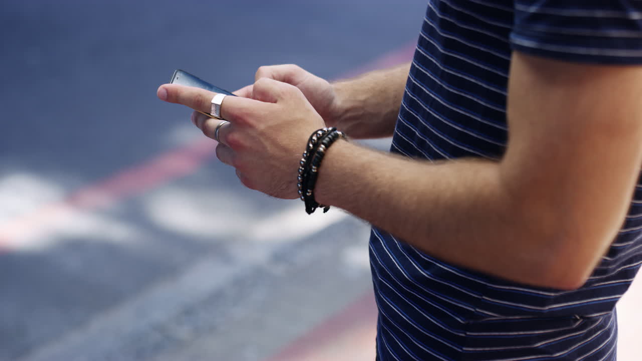 él hace un punto para comunicarse