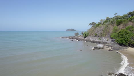 idílico paisaje marino de la playa de ellis en la región de cairns, queensland, australia - toma aérea de drones