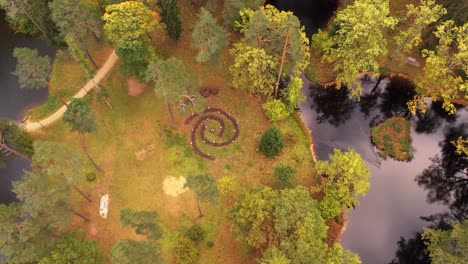 estanque y parque de la ciudad de gulbene