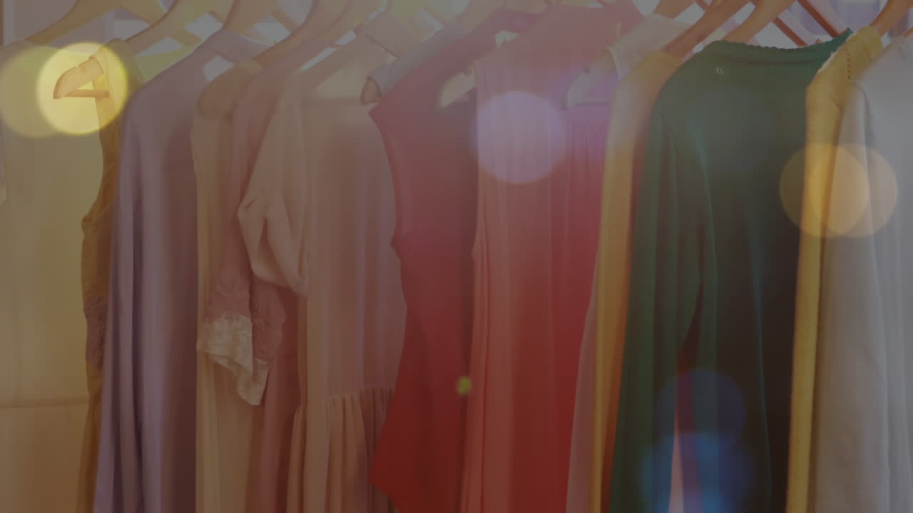 가게 에서 전시 되어 있는 옷 위 에 보케 조명 의 애니메이션