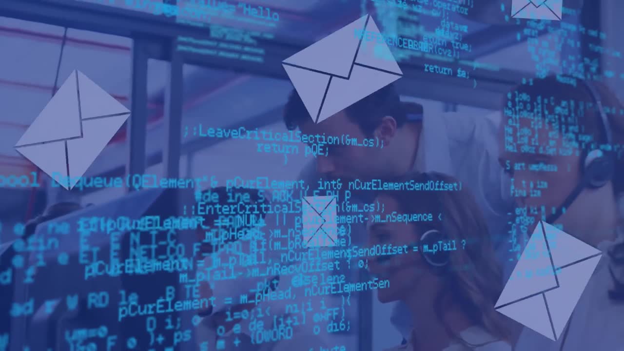Animasjon av konvoluttikoner og databehandling over forretningsfolk med telefonhodesett