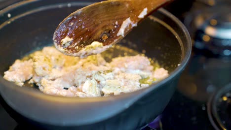 cocinar pollo molido en una sartén para hacer tacos