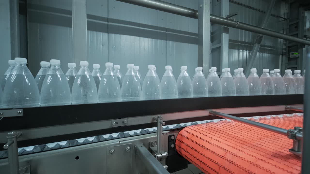 현대 음료 공장 에서 음료 물 병 을 담은 컨베이어 벨트