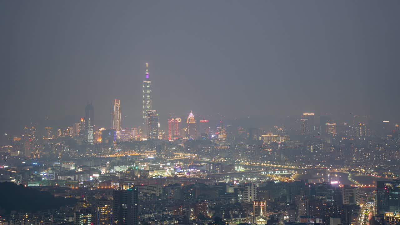 vista a distancia del lapso de tiempo de día a noche de taipei 101 con smog espeso de contaminación del aire, con vistas a la concurrida ciudad de taipei taiwán