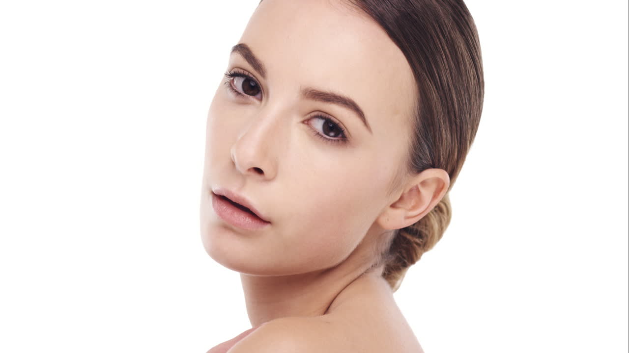 retrato de una mujer tocando un hermoso rostro en cámara lenta concepto de cuidado de la piel sobre un fondo blanco