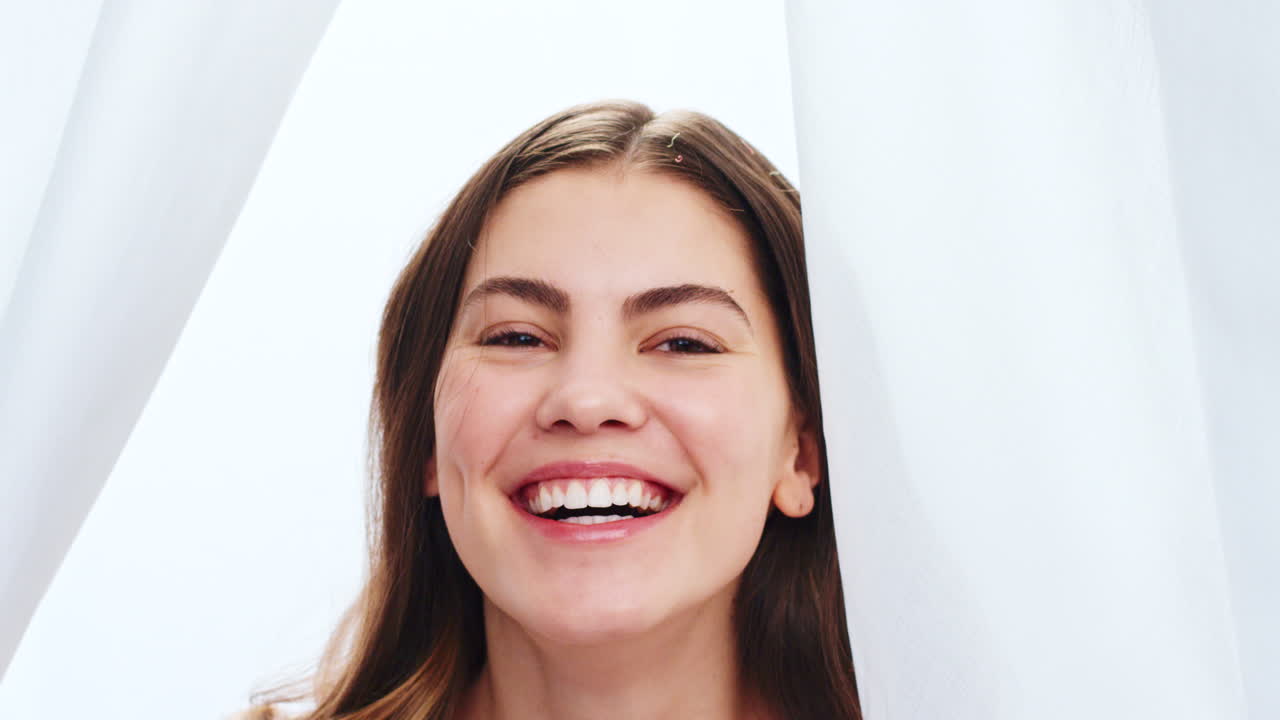 mujer sonriendo con pétalos de rosa