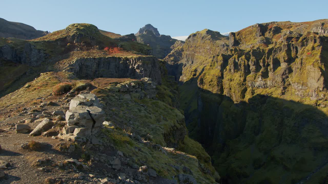 gran vista en el borde de un cañón en islandia con vistas a una alta cascada