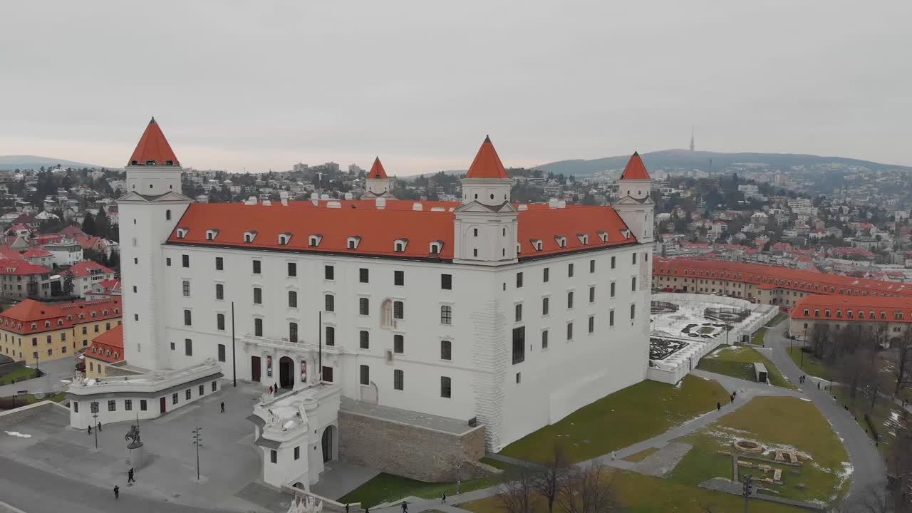 브라티슬라바 성 네 개의 모퉁이 탑이 있는 거대한 직사각형 건물은 브라티슬라바 한가운데 있는 다뉴브 강 바로 위에 있는 작은 카르파티아 산맥의 고립된 바위 언덕에 서 있습니다.