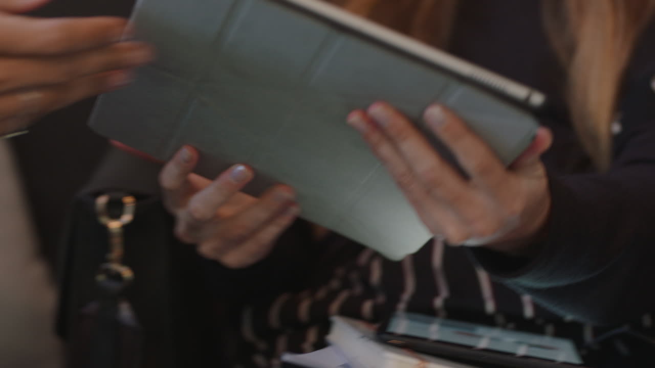 manos cerradas estudiantes de diseño gráfico usando tabletas digitales compartiendo diseños dibujando ideas creativas en la pantalla de dispositivos móviles