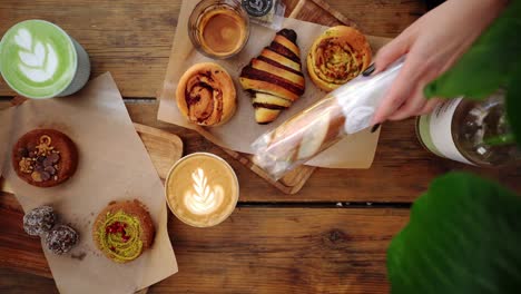 sirviendo varios postres en la mesa que consisten en pan, galletas y pasteles, vista superior estática