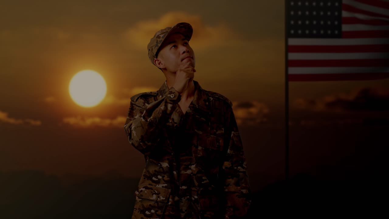 hombre militar al atardecer con bandera estadounidense