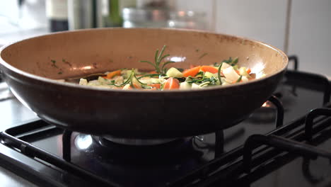 Primer-Plano-De-Una-Sartén-Llena-De-Vegetales-Coloridos-Mezclados-Chisporroteando-En-Mantequilla,-Cocina-De-Restaurante