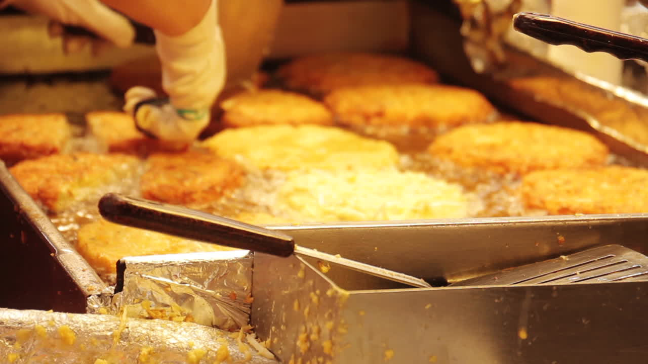 한국 서울 시장에서 김치 팬케이크를 요리하는 여자