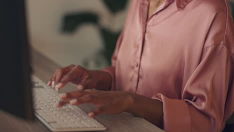 Mujer-De-Negocios,-Escribiendo-Y-Trabajando-En-La-Computadora