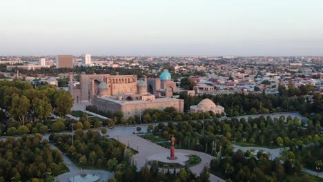 Vista-Aérea-De-La-Estatua-Conmemorativa-De-Islam-Karimov-Cerca-De-Madrazas-En-La-Plaza-Pública-Registan-En-Samarcanda,-Uzbekistán