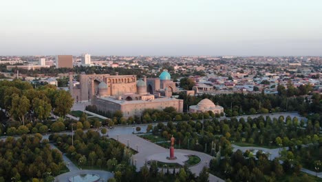 vista aérea de la estatua conmemorativa de islam karimov cerca de madrazas en la plaza pública registan en samarcanda, uzbekistán