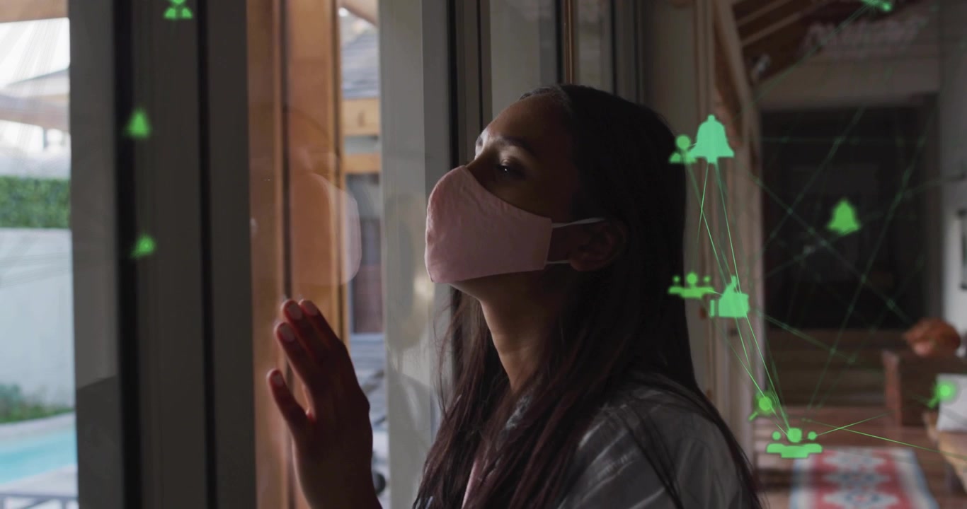 Donna che osserva, tracciando il vetro e inclinando la testa vicino alla porta dopo l'apparizione di un'interfaccia verde, indossando una maschera rosa.