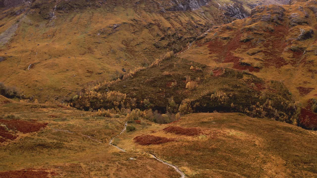 antena - vista de ángulo alto de las tierras altas escocesas, glencoe, escocia, plano general