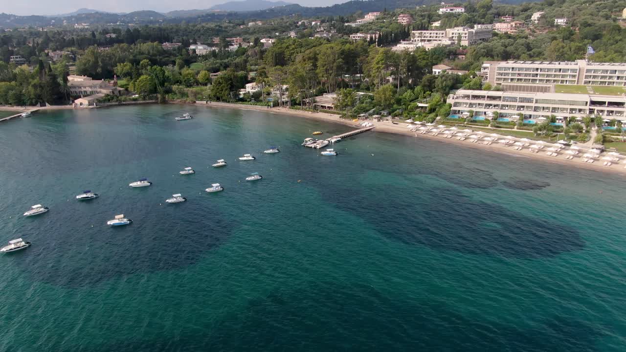 vista aérea de la playa de dassia en corfú en verano