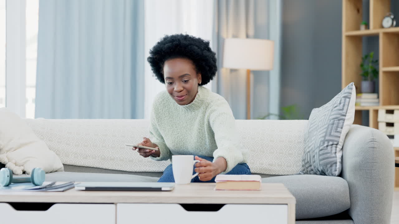 feliz mujer afroamericana enviando mensajes de texto en un teléfono