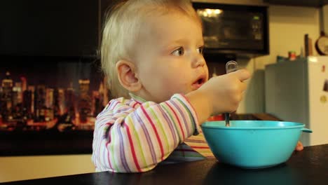 Cerrar-Niña-Comiendo-Sopa-2