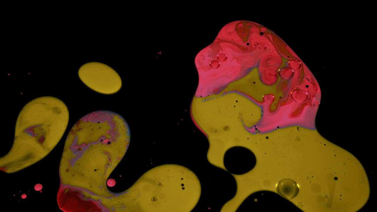 빨간색과 노란색 페인트로 추상적인 액체 예술