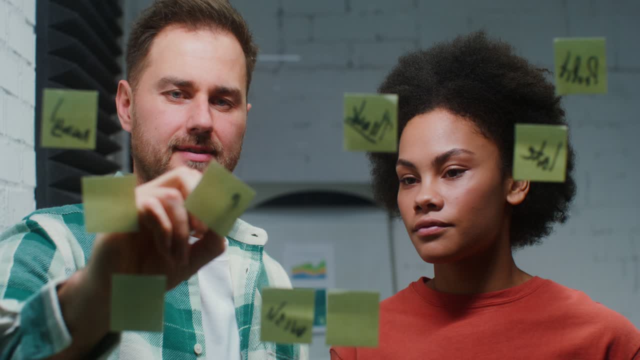 sesión de lluvia de ideas en equipo