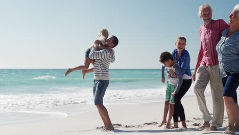 Familia-Disfrutando-Del-Tiempo-Libre-Juntos-En-La-Playa