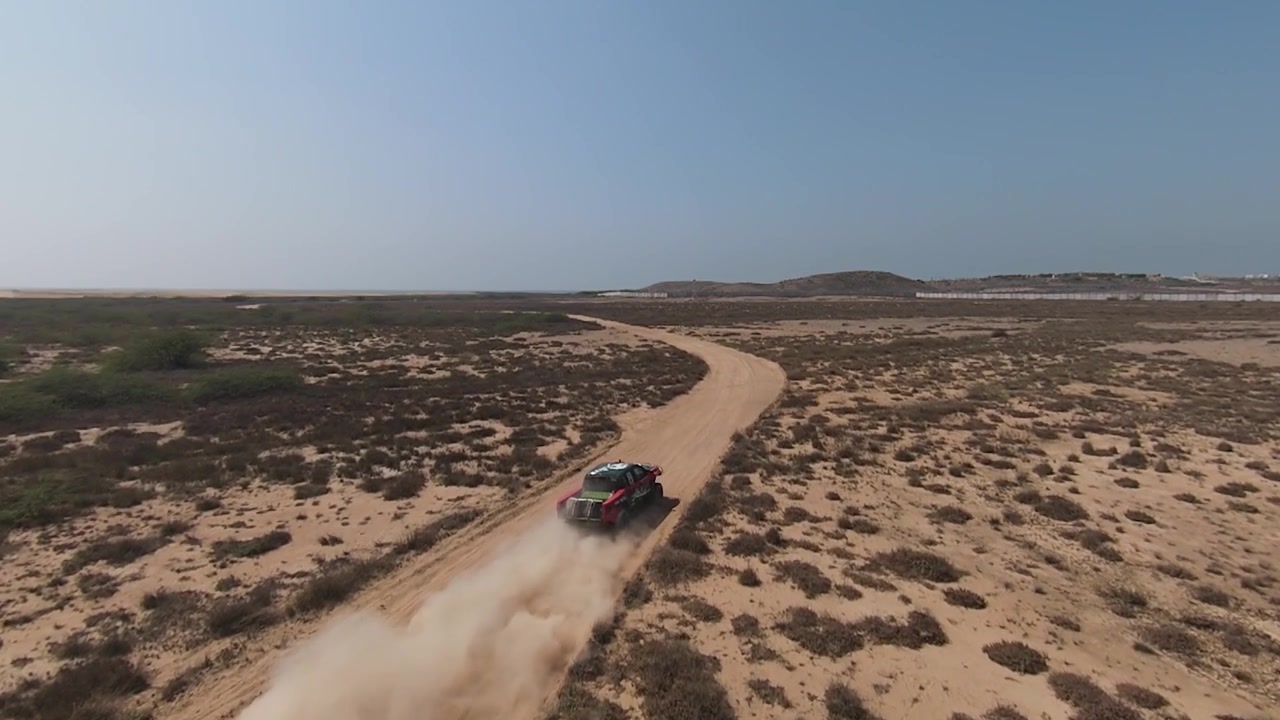 Veduta aerea di un'auto Jeep da rally che guida lungo il percorso all'Hub Rally Cross 2023, Slow motion.