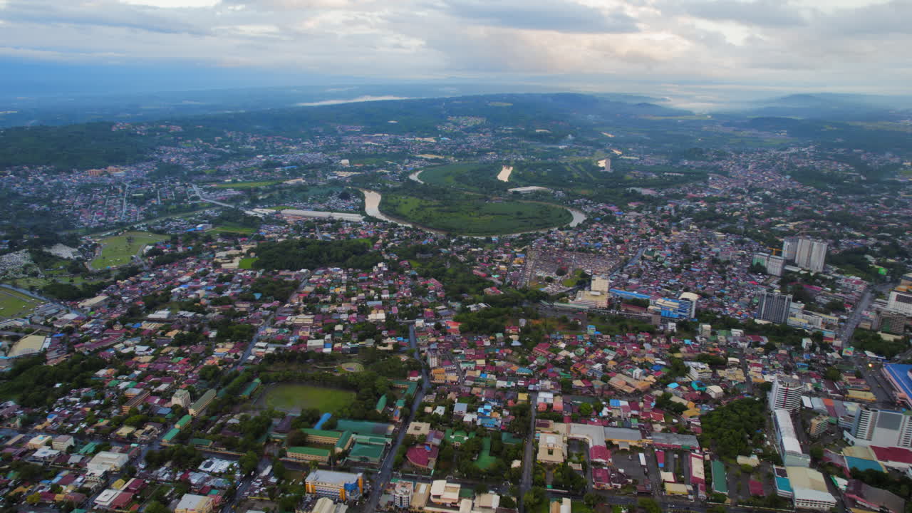 vista de la ciudad del sureste asiático con un río sinuoso que lo atraviesa en un día nublado