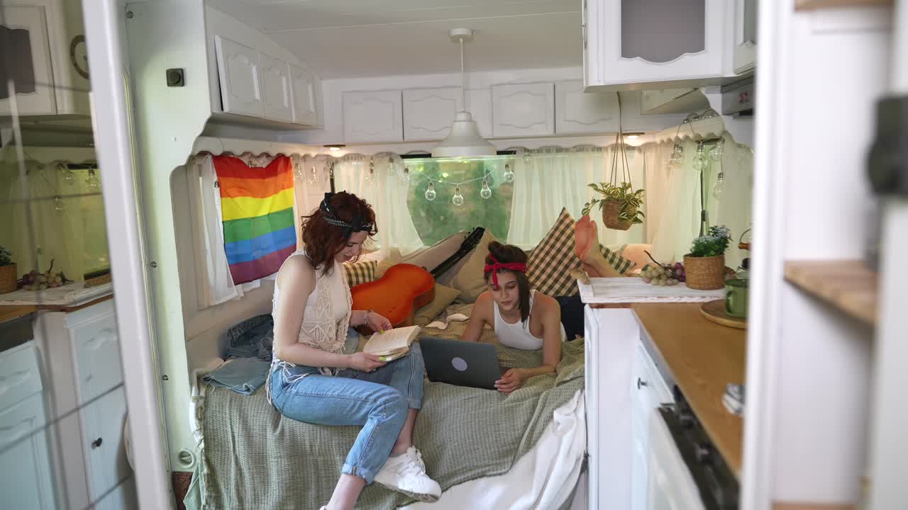 두 명의 여성이 캠퍼 밴에서 휴식을 취하고 있습니다.