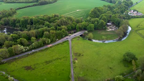 Luftaufnahmen-Von-Grünen-Feldern-Und-Landstraßen