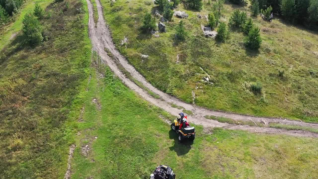 aventura en bicicleta quad en terreno montañoso