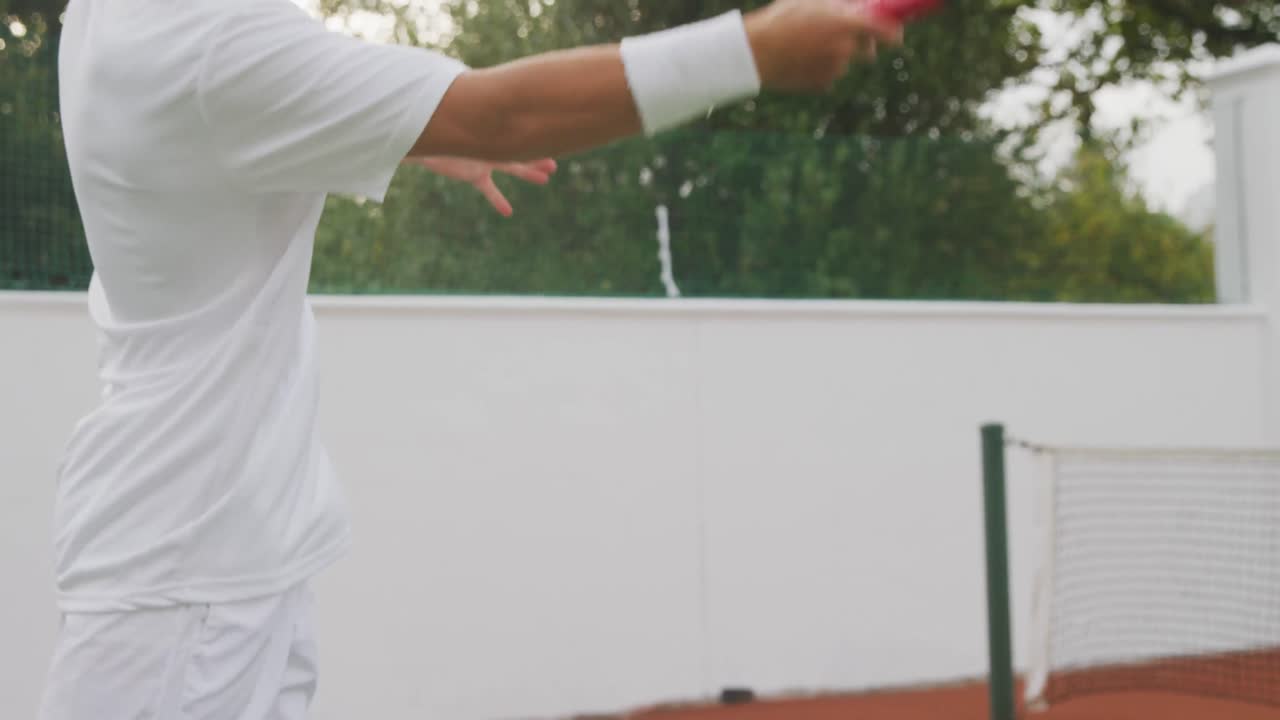 테니스 선수 들 이 포인트 를 치고 있다