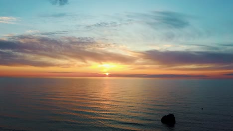 vista aérea del mar báltico al atardecer, pavilosta, letonia