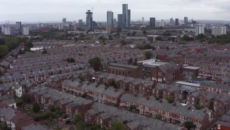 Drone-Shot-Panorámica-A-Través-De-Los-Suburbios-De-Old-Trafford-03