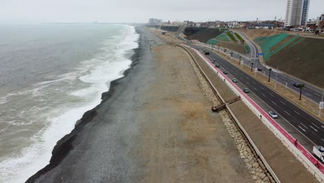 imágenes de drones de la costa de la playa y la autopista al lado