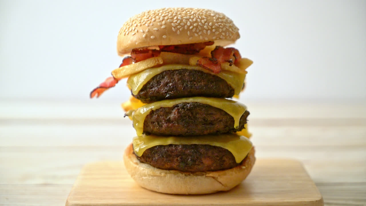 hamburguesas o hamburguesas de ternera con queso, tocino y papas fritas - estilo de comida poco saludable