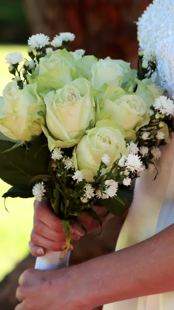 Sposa con un bouquet nel parco