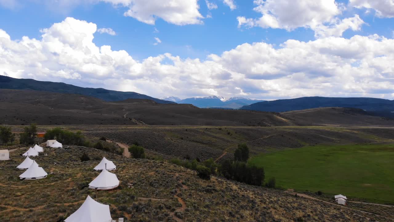 콜로라도 에스테스 국립공원에 있는 대형 캠핑 텐트 위로 공중 상승