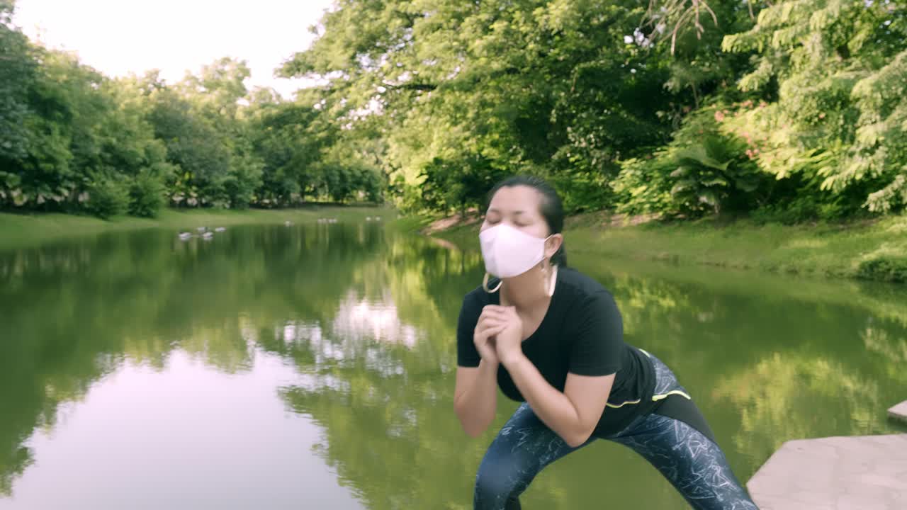 covid-19 상황에서 새로운 정상으로 공원 야외에서 아시아 여자 운동