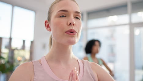 Meditación,-Yoga-Y-Respiración-Con-Una-Mujer-En-Clase.