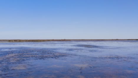 Marisma-Junto-A-La-Bahía-En-Texas-Temprano-En-La-Mañana