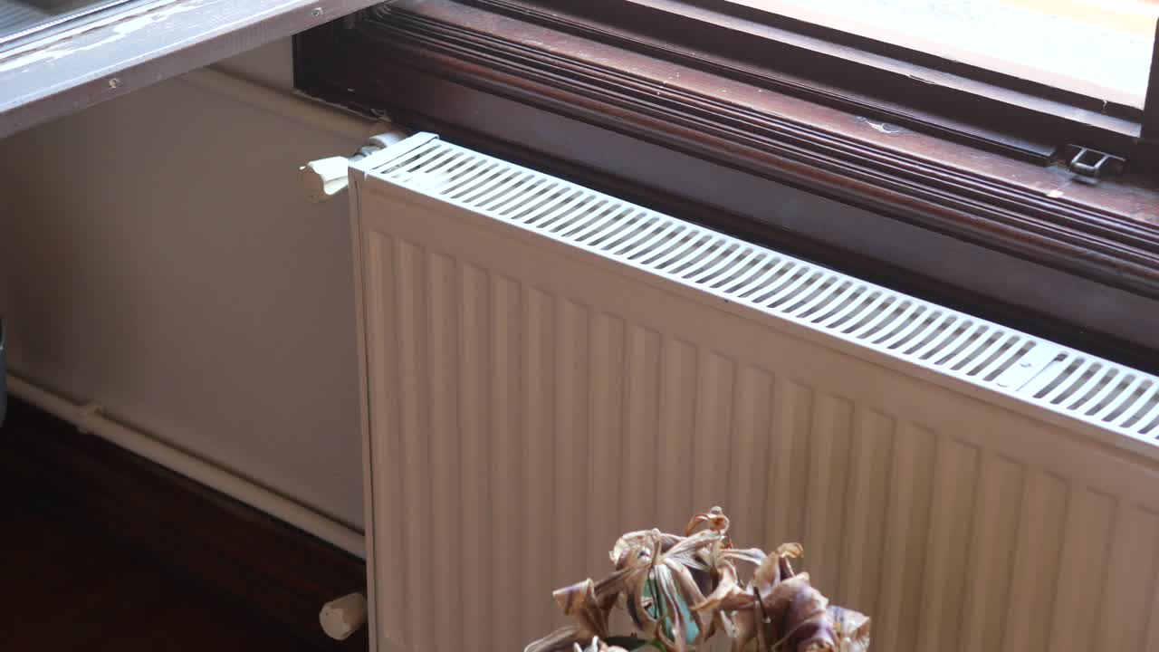 창문 에 있는 빈티지  라디에이터