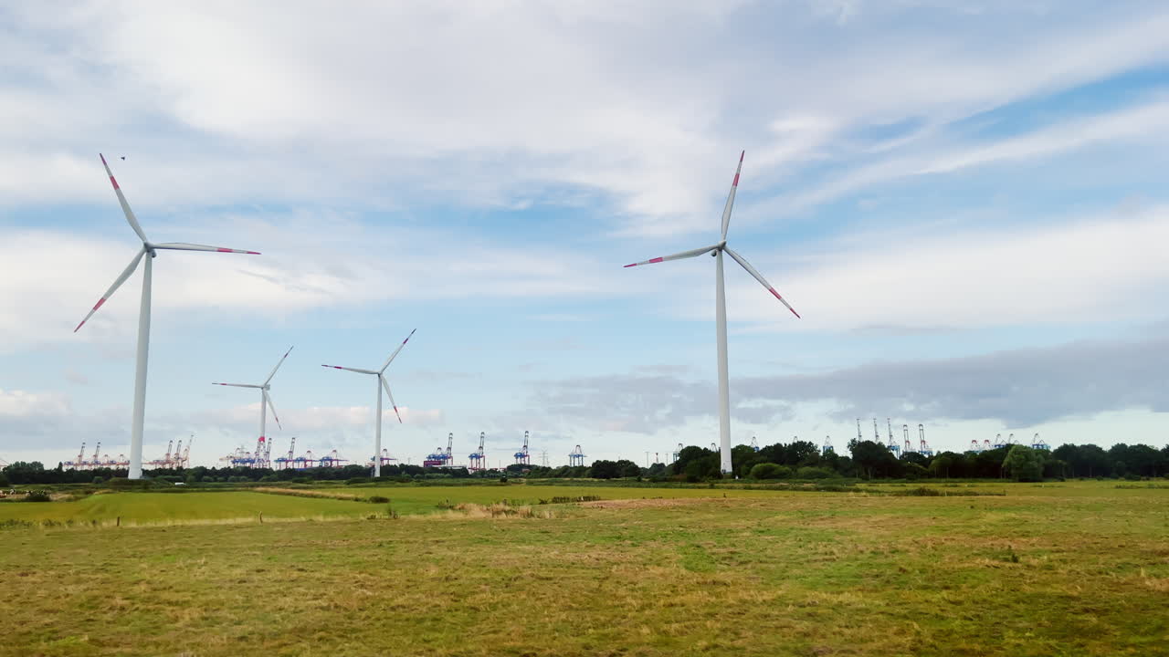 독일 북부의 산업 항구 앞 풍력 터빈
