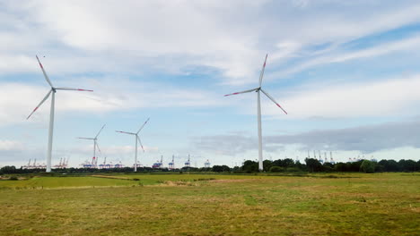 Aerogeneradores-Frente-A-Un-Puerto-Industrial-En-El-Norte-De-Alemania