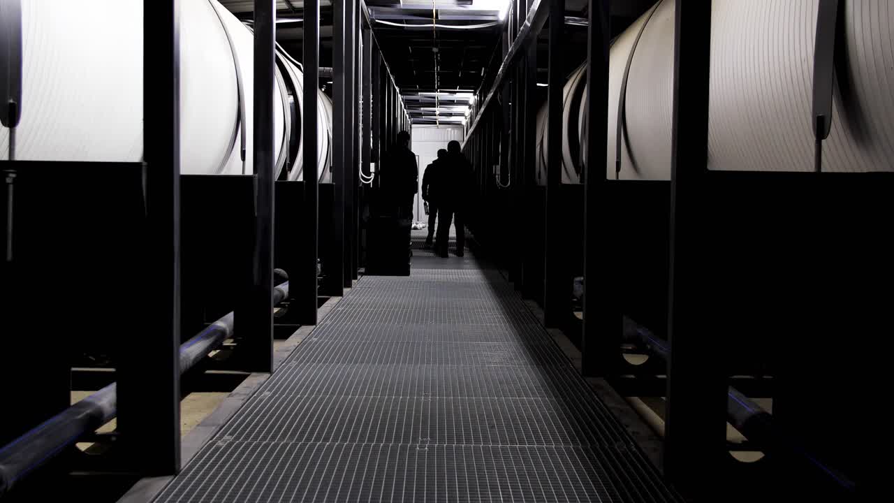 노동자들과 함께 산업 시설 내부