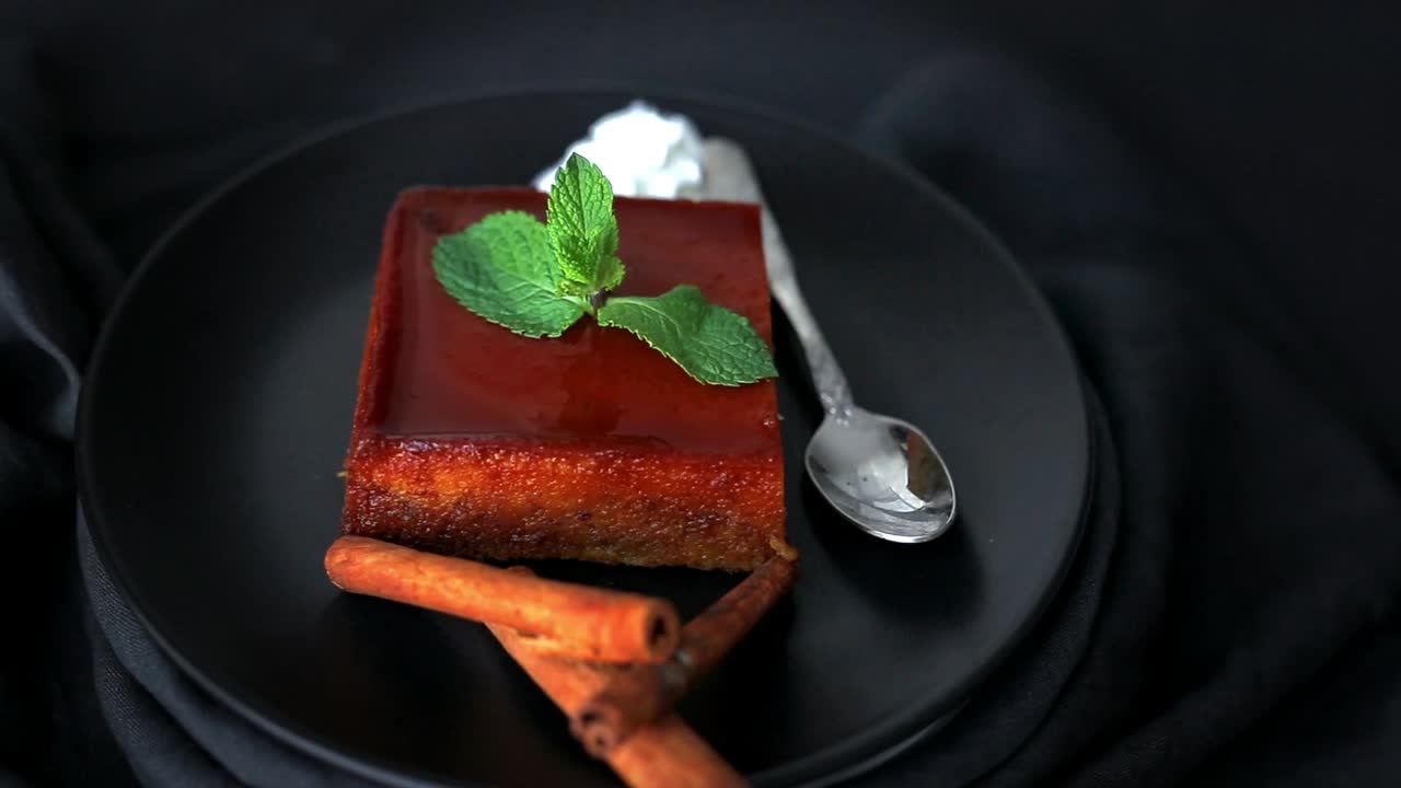 Deilig eplepudding servert med pisket krem.