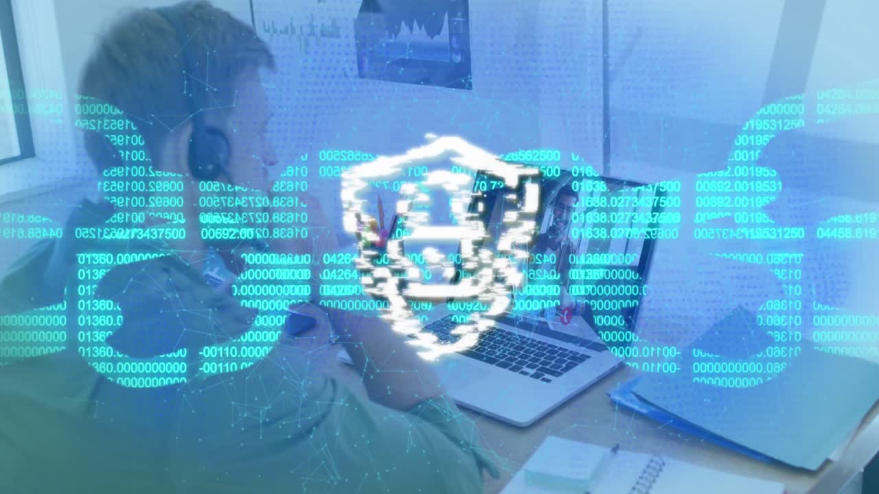 animación de bloqueo de seguridad en línea y cadena sobre hombre caucásico usando auriculares de teléfono y portátil