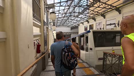 dos hombres caminando hacia un tren